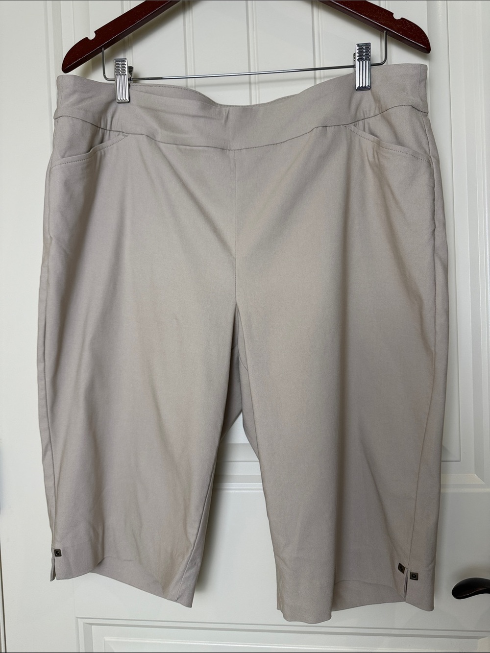 Northern Reflections Women's XL Pull-On Bermuda Shorts Beige Compression Waist - Picture 2 of 10